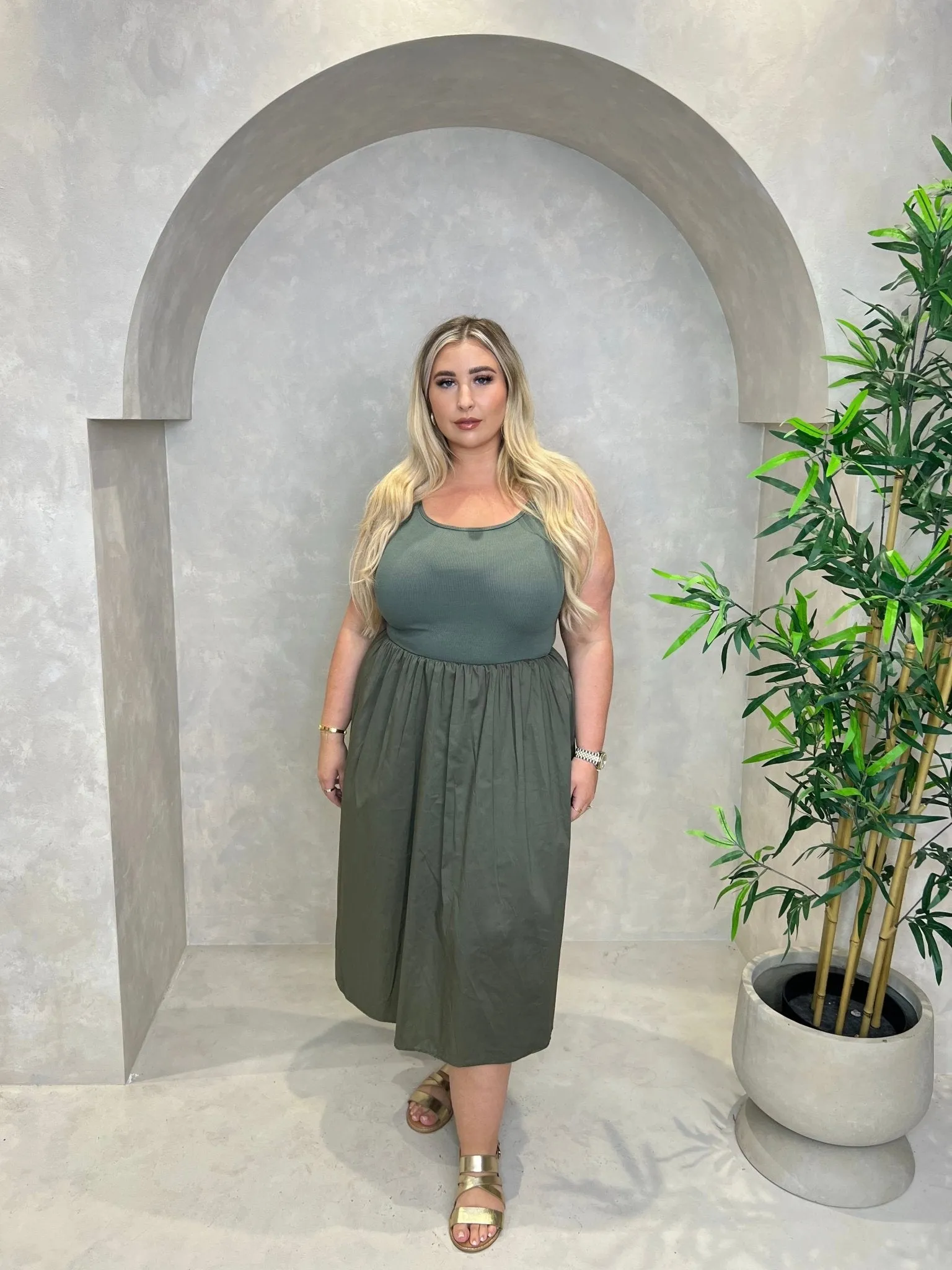 Curve Puff Midi Dress