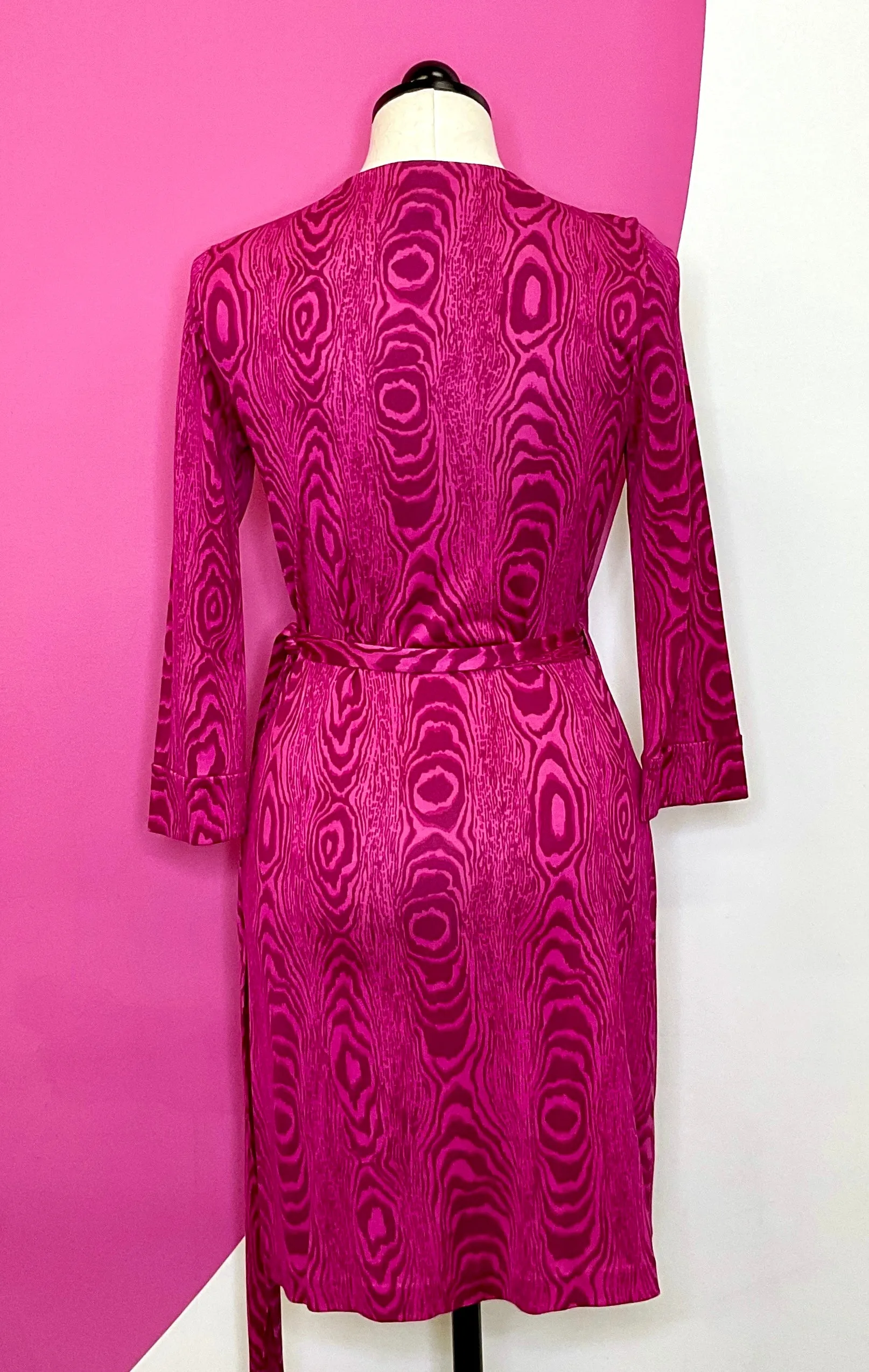 DIANE VONFURSTENBERG ICONIC WRAP DRESS - 6