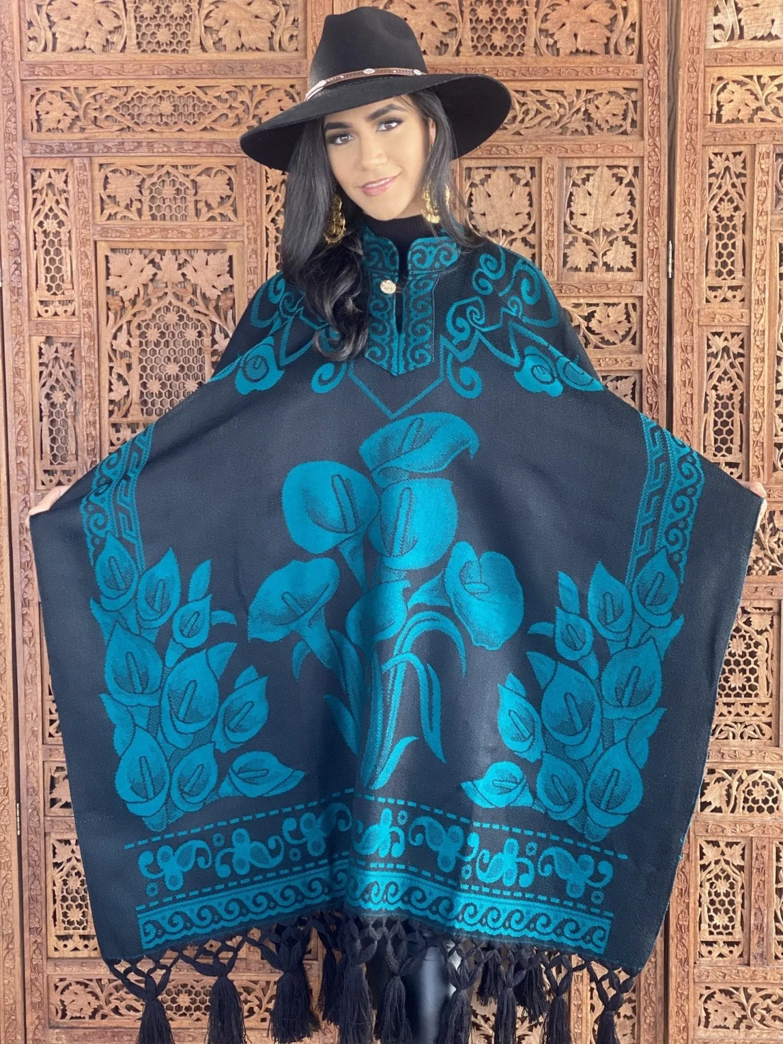 Mexican Traditional Calla Lily Poncho. Gaban Alcatraz.