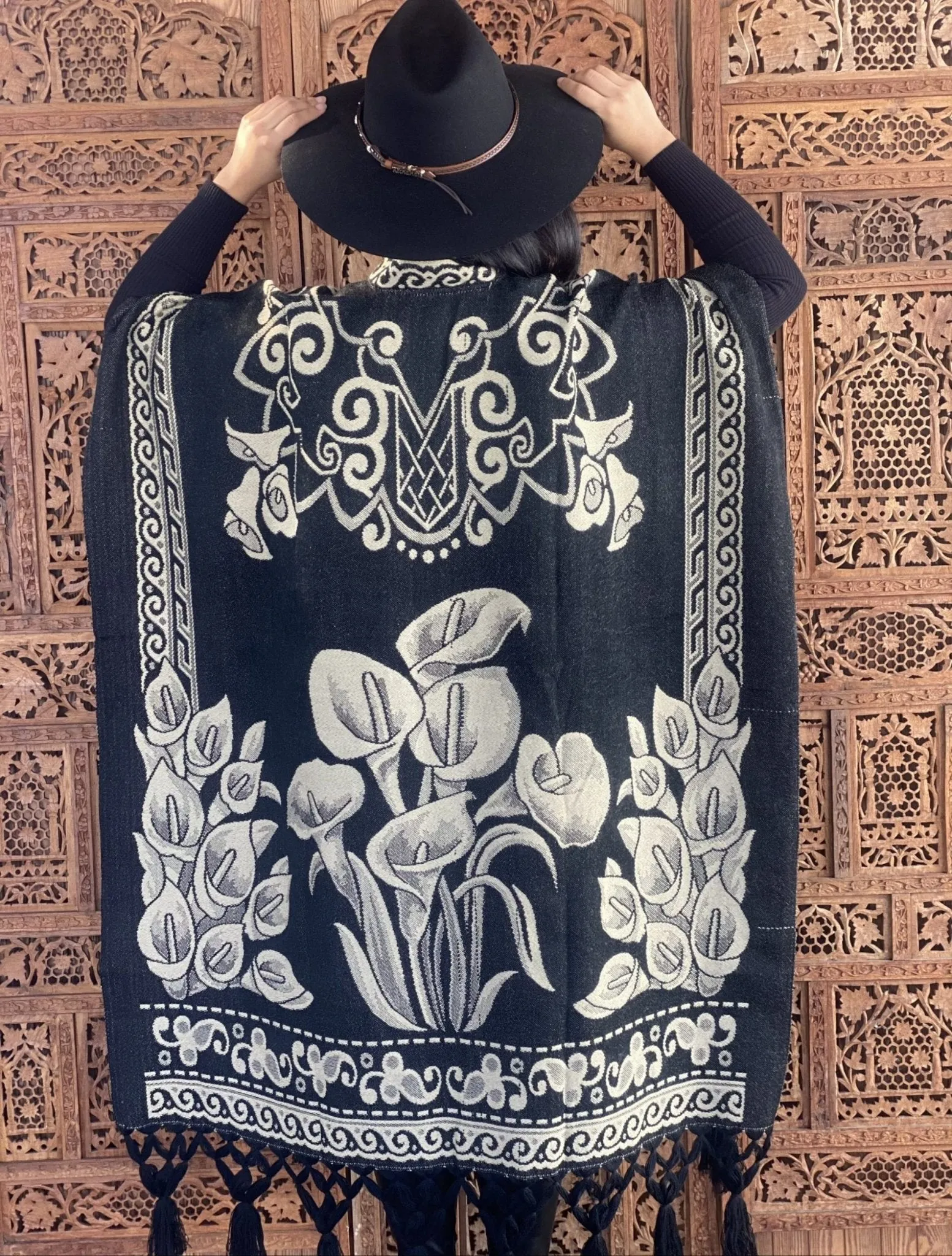 Mexican Traditional Calla Lily Poncho. Gaban Alcatraz.