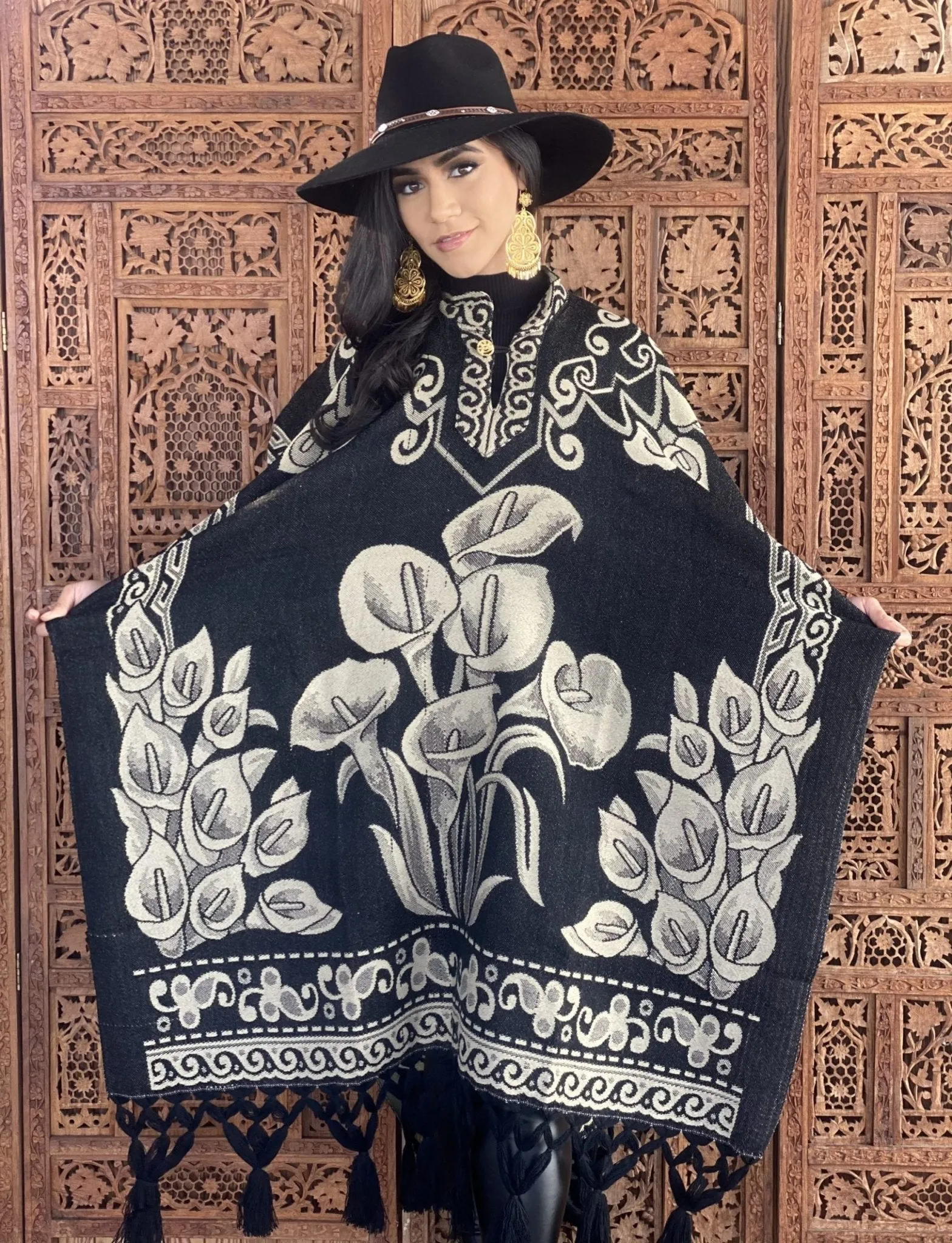 Mexican Traditional Calla Lily Poncho. Gaban Alcatraz.