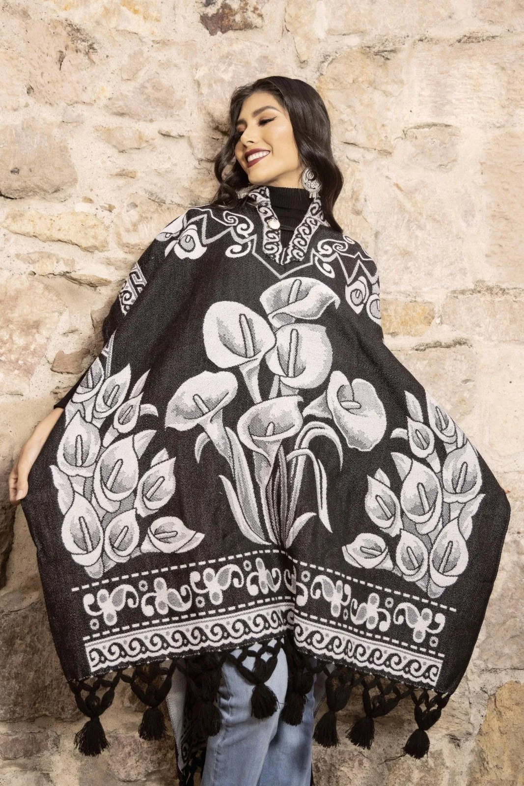 Mexican Traditional Calla Lily Poncho. Gaban Alcatraz.